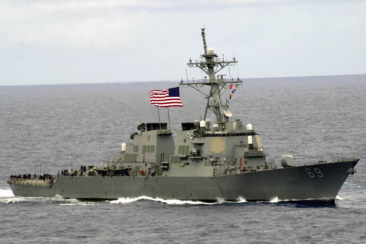 Американський ракетний есмінець полоскотав нерви Китаю