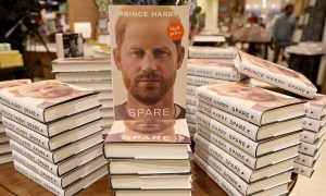 Туристы в Европе чаще всего выбрасывают мемуары принца Гарри