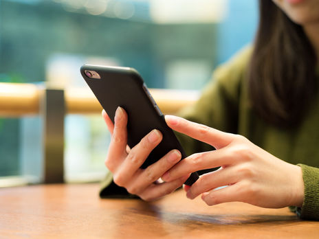 З липня українці можуть контролювати вакцинації в одному застосунку Helsi