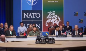 Итоги недели: тяжелый саммит НАТО, кассетные боеприпасы для Украины и загнанная Путиным в угол ЮАР