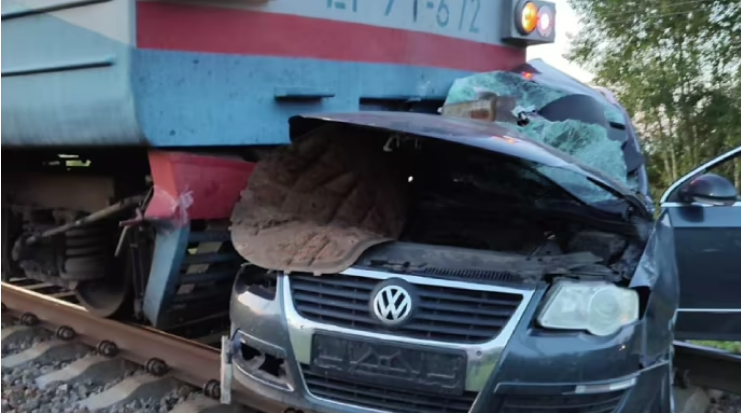 Автомобиль попал под поезд на Черниговщине: погибли муж и жена с двумя детьми