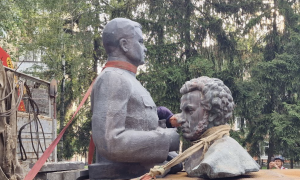 Фото: у Києві демонтують пам'ятник Щорсу