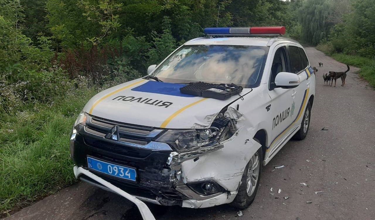 Видео: пьяный водитель протаранил полицейский автомобиль в Черкасской области