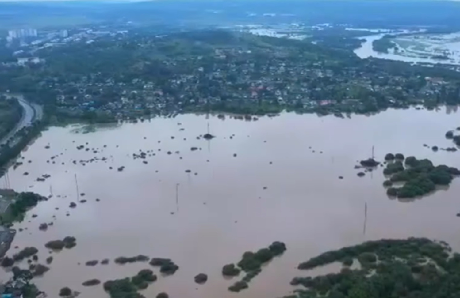 Появились новые кадры, как город в рф уходит под воду после прорыва дамбы 