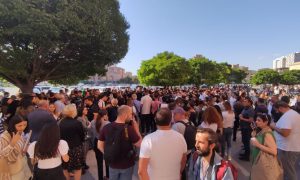 В Ереване у здания правительства начался стихийный митинг