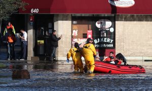 Видео: в Нью-Йорке объявили чрезвычайное положение из-за непогоды