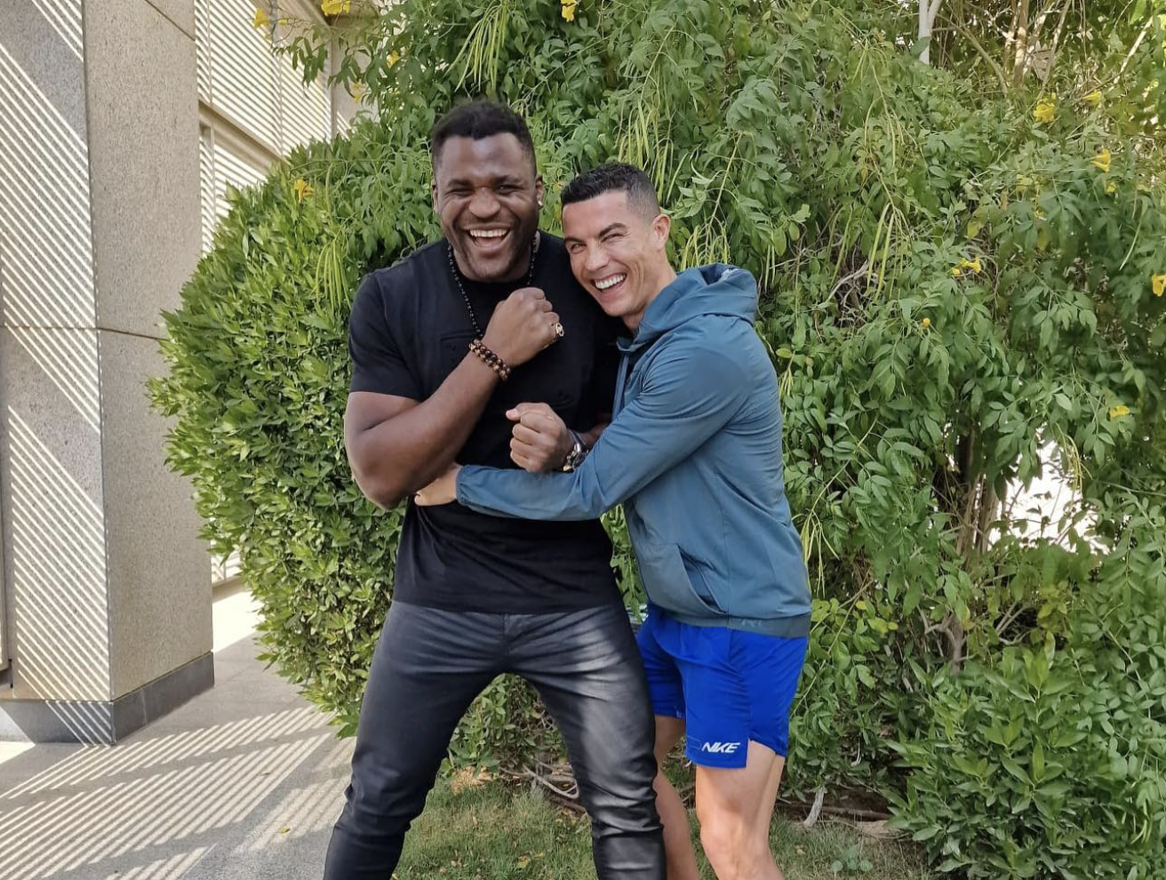 Коштовний аксесуар. Кріштіану Роналду подарував Нганну годинник за 110 тисяч фунтів — відео