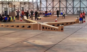 У Великій Британії студенти створили найбільший дрон з пінопласту. Він успішно злетів