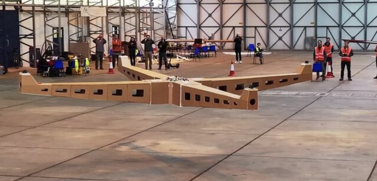 У Великій Британії студенти створили найбільший дрон з пінопласту. Він успішно злетів