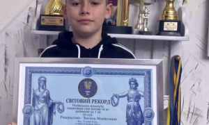 Дев'ятирічний закарпатець встановив світовий рекорд у гирьовому спорті