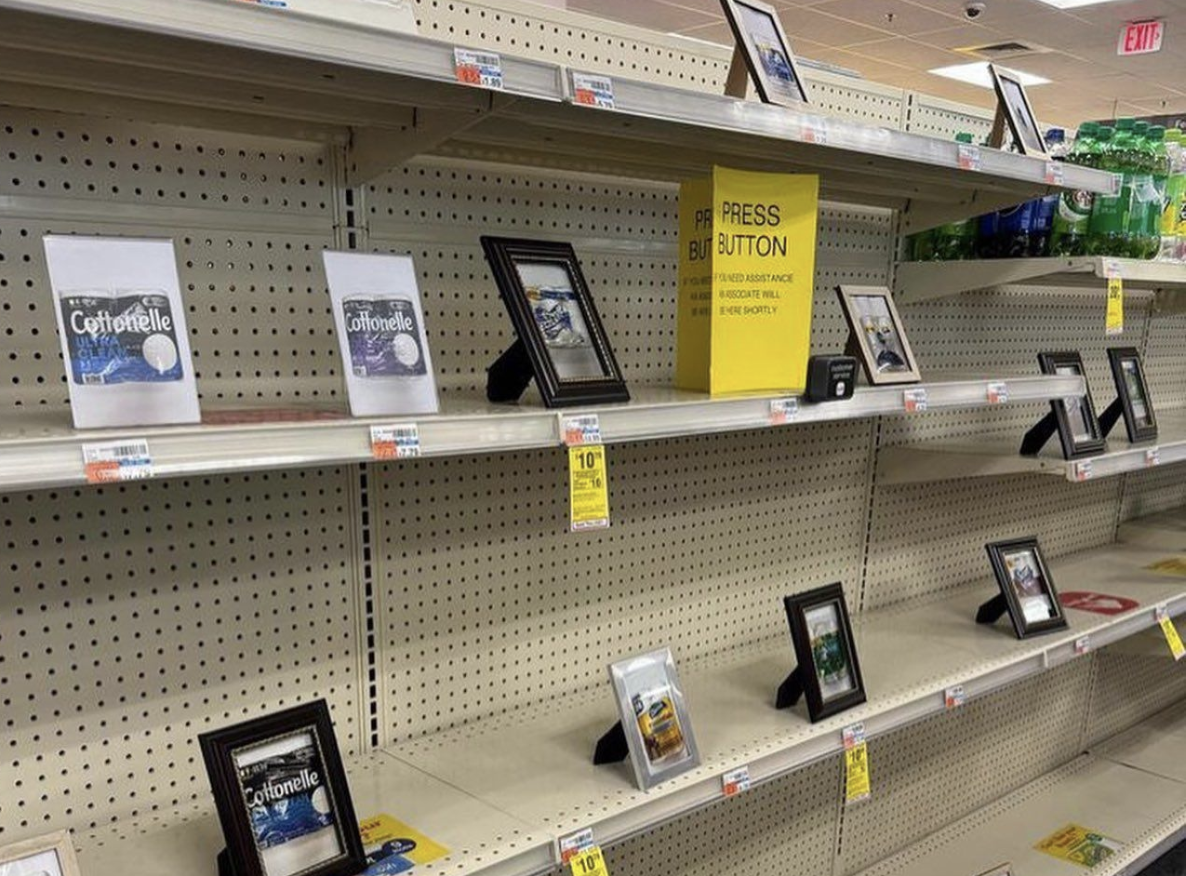 В аптеці товари на полицях замінили їх фотографіями у рамках: навіщо це зробили (фото) 