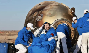 Китайські астронавти після п’яти місяців у космосі повернулись на Землю