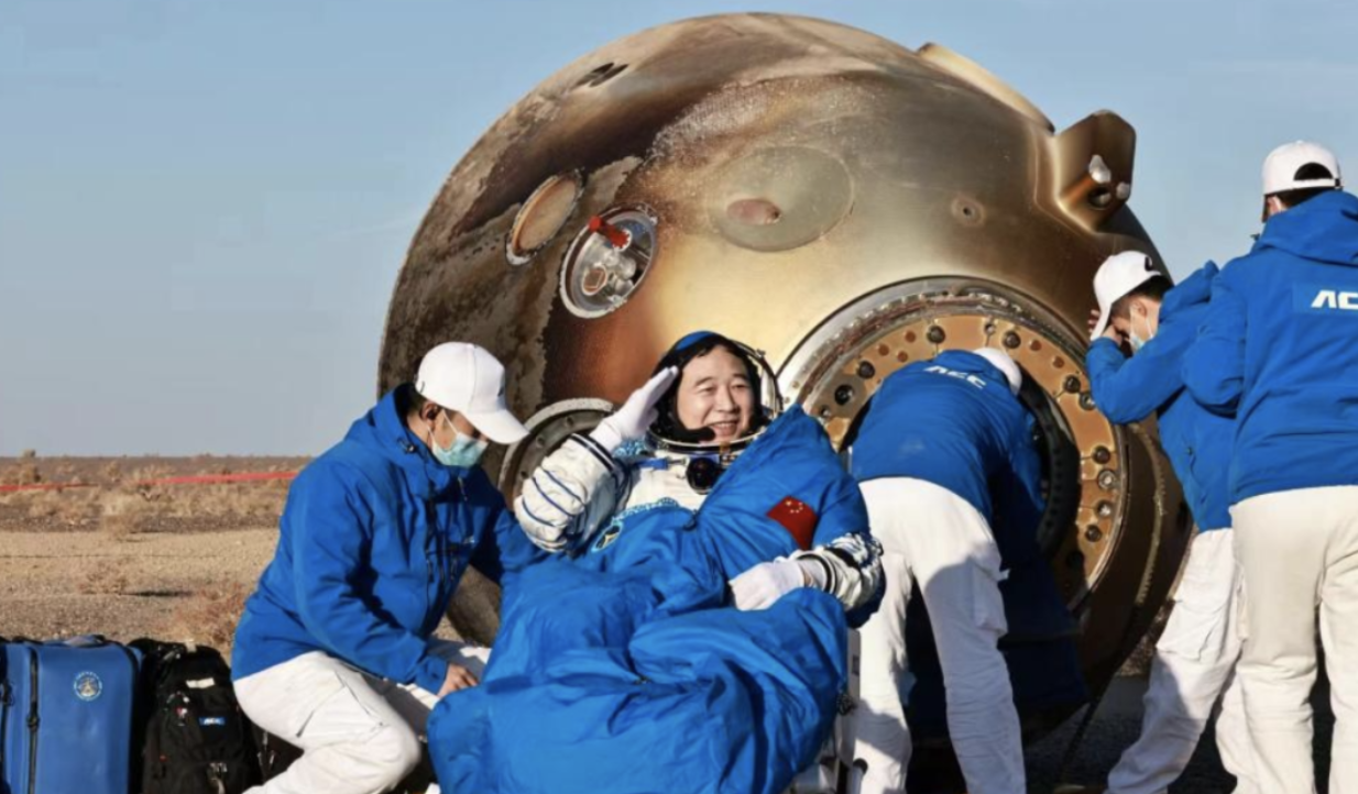 Китайські астронавти після п’яти місяців у космосі повернулись на Землю