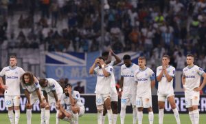 У Франції фанати Марселя атакували автобус з футболістами Ліона та розбили голову тренеру — фото