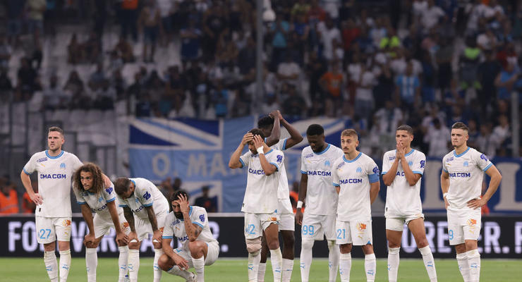 У Франції фанати Марселя атакували автобус з футболістами Ліона та розбили голову тренеру — фото