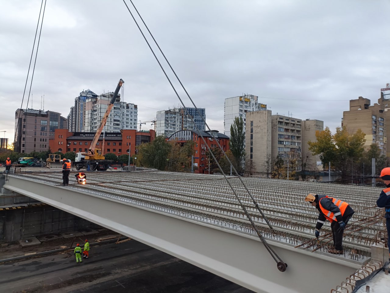 Ураганом не здуло: завершився монтаж балок Дегтярівського шляхопроводу