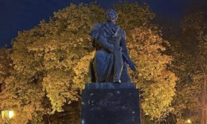 У Києві активісти почепили демаскувальну сітку на пам'ятник Пушкіну, але вона зникла