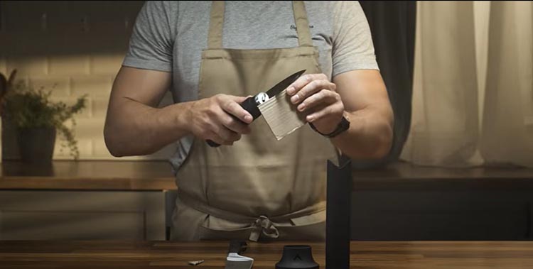 50 000 рухів за секунду: у Чехії розробили ультразвуковий кухонний ніж