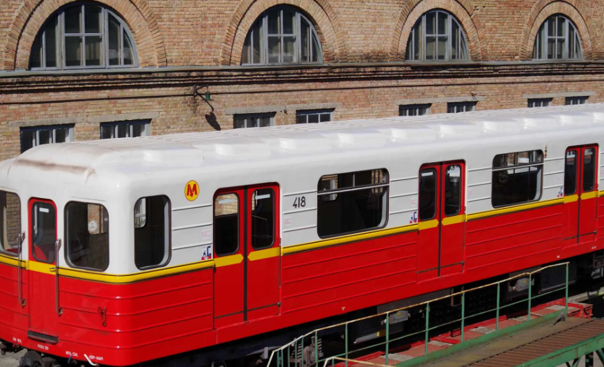 Варшава передала київському метрополітену 60 вагонів