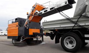 У Києві з 1 листопада виведуть на дороги прибиральну техніку