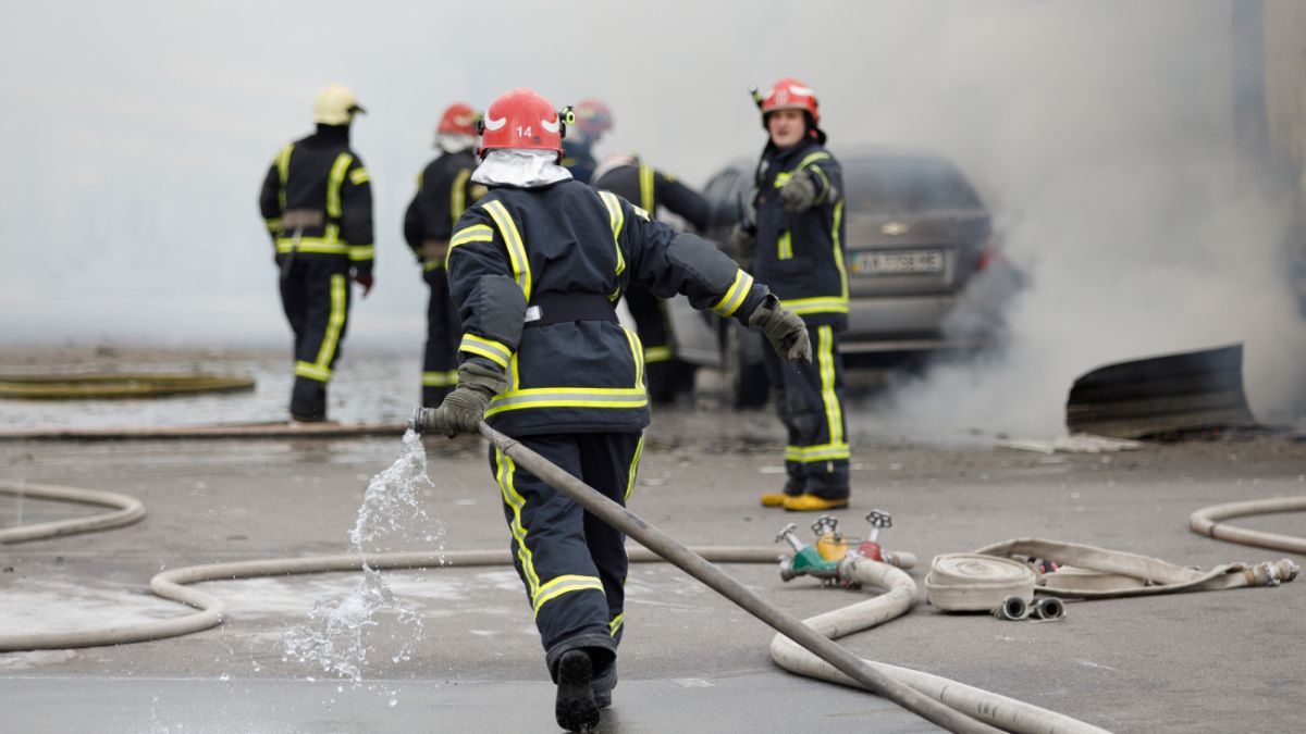 Фото: у Києві спалахнула пожежа на СТО, є постраждалий