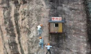 У Китаї знайшли магазин для альпіністів на скелі: як він працює 