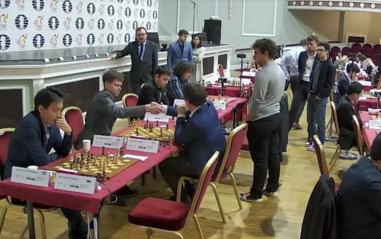 Не дотримався рекомендацій. Український шахіст-втікач приязно потиснув руку росіянину на Grand Swiss — фото