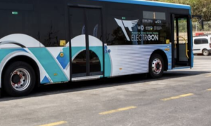 Замість станцій. У США будують дорогу, яка сама заряджає електрокари