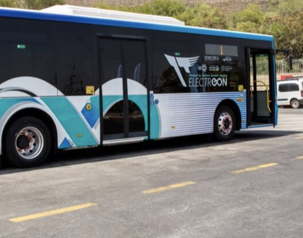 Замість станцій. У США будують дорогу, яка сама заряджає електрокари