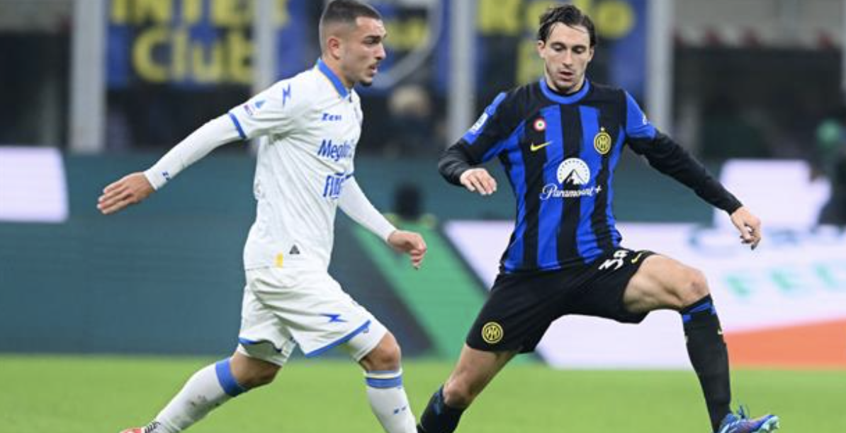 Неймовірний постріл із центру поля. В Італії забили один із найкрасивіших голів сезону