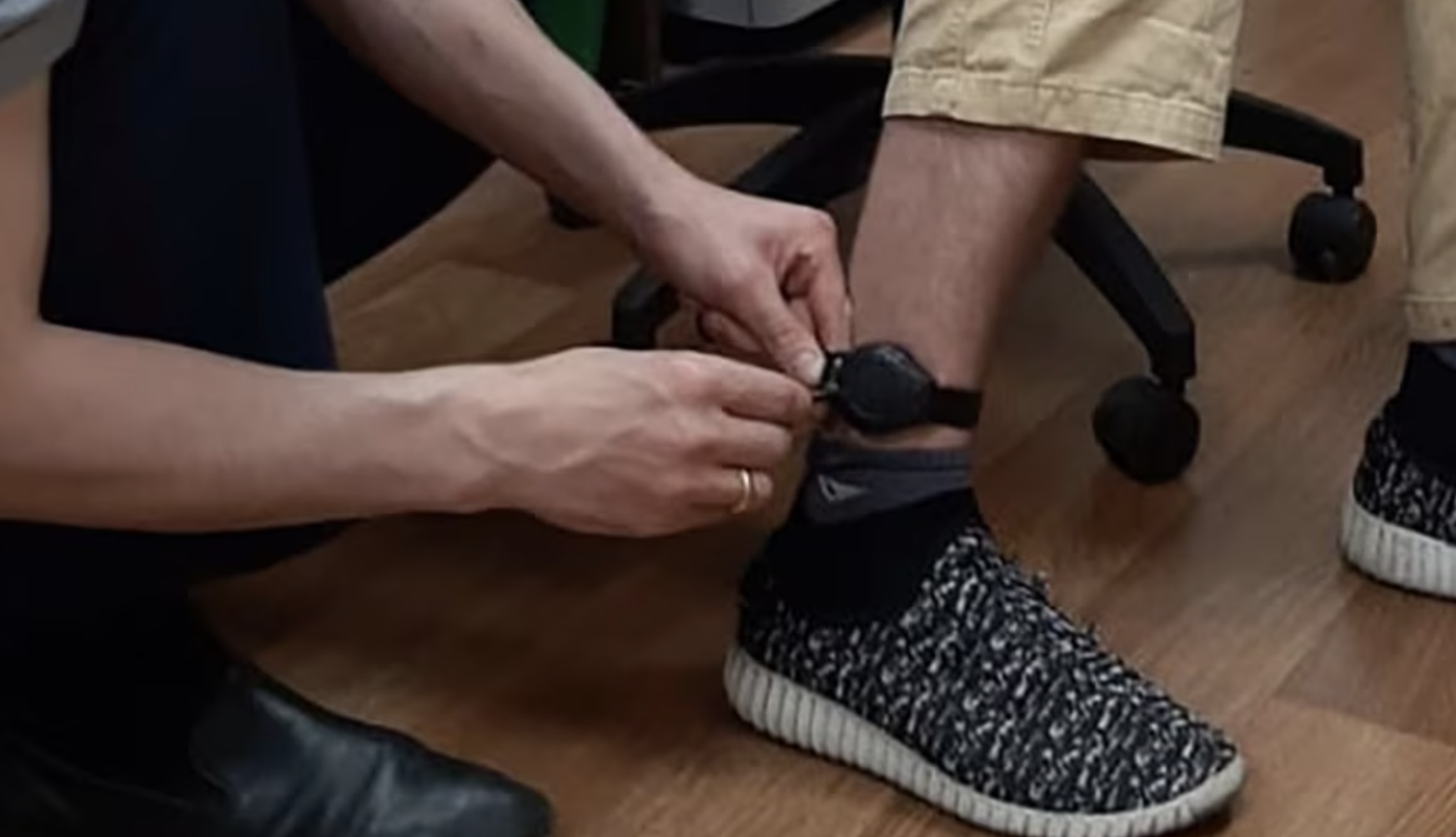 У Киргизстані тестують електронні браслети для домашніх тиранів