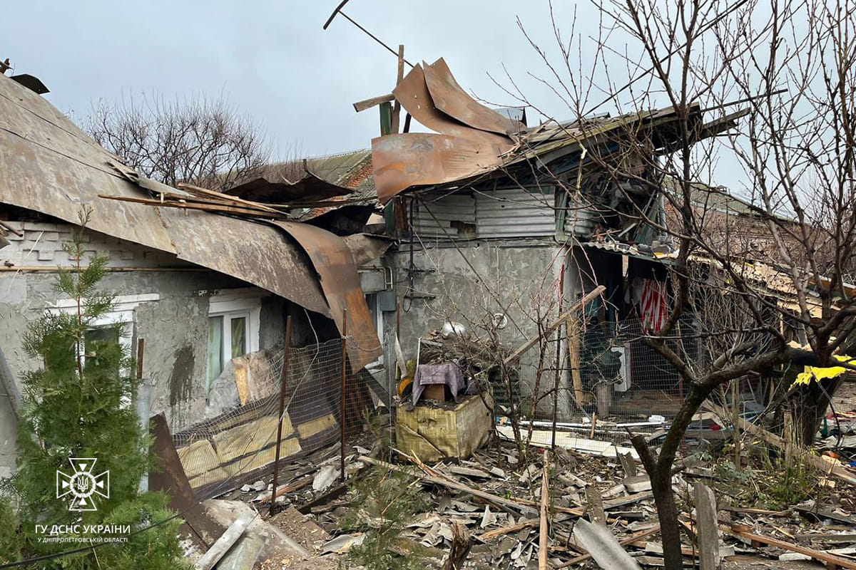 Окупанти вдарили по Херсону, дві жінки отримали поранення 