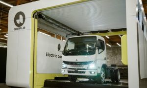 В Японії тестують роботизовану систему зі зміни батареї в електровантажівці