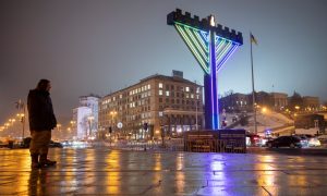 Чоловік осквернив ханукію в центрі Києві, його затримала поліція