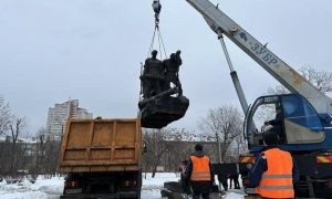 У Києві демонтували черговий монумент радянським «героям»