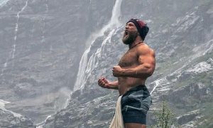 Відео: норвежець стрибнув у крижану воду з висоти 13 поверху