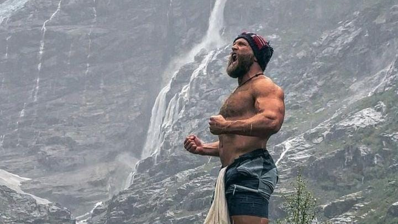 Відео: норвежець стрибнув у крижану воду з висоти 13 поверху