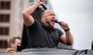 Ілон Маск розблокував конспіролога Алекса Джонса після п'ятирічного бану в X