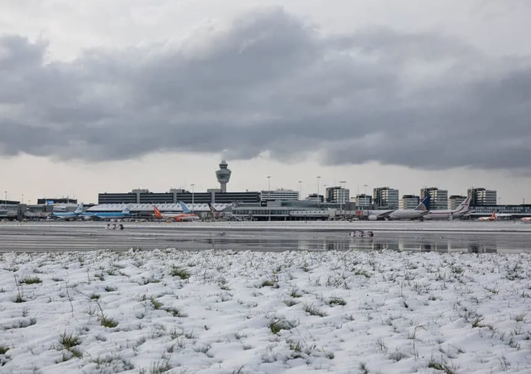 У ключовому аеропорту Нідерландів через наближення снігопаду скасували понад сотню рейсів