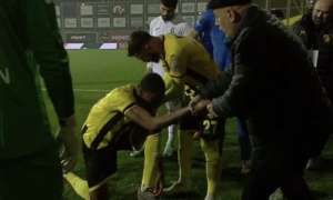 У Туреччині футболіст на колінах умовляв президента не зупиняти гру — відео