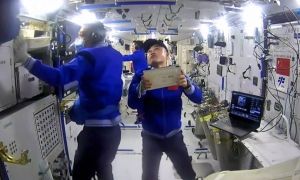 Астронавти на космічній станції Тяньгун підстриглися і помили голови – відео