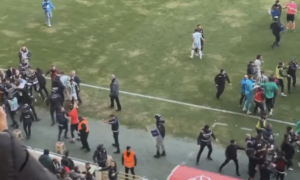 У Туреччині збожеволілі футболісти влаштували масову бійку на полі - відео