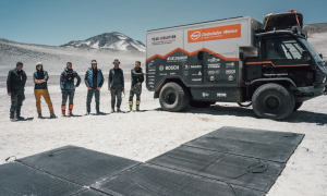 Електровантажівка на одних сонячних батареях піднялася на найвищий у світі вулкан – відео