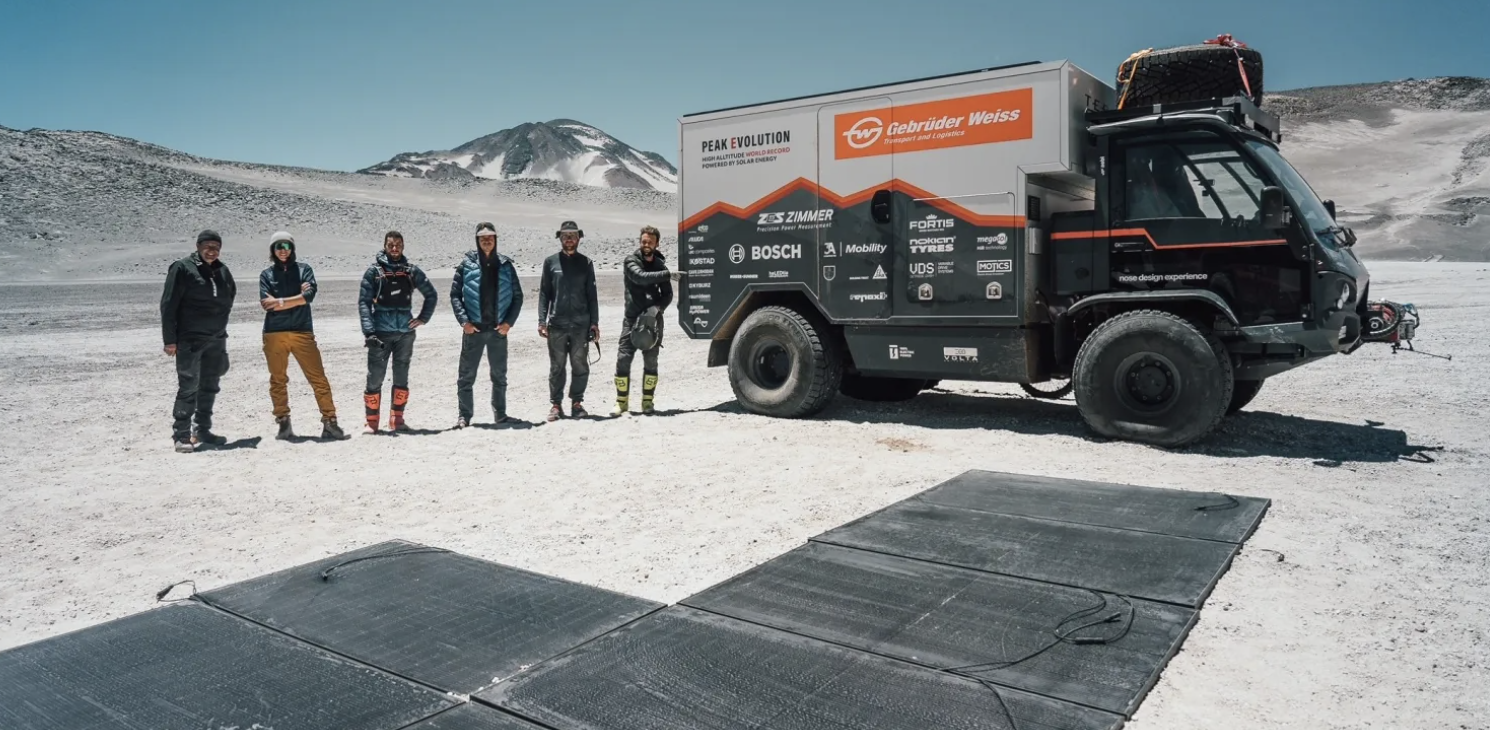 Електровантажівка на одних сонячних батареях піднялася на найвищий у світі вулкан – відео