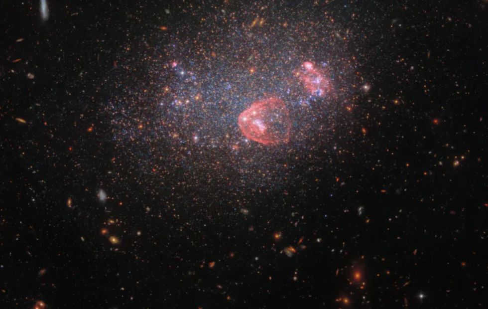 Телескоп «Хаббл» показав карликову галактику, схожу на святкову кульку