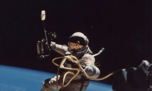 Новий екіпаж китайської станції здійснив перший вихід у космос