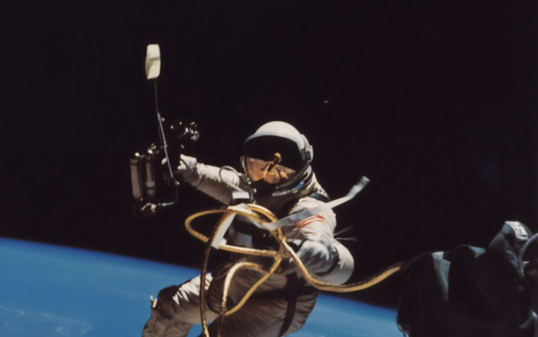 Новий екіпаж китайської станції здійснив перший вихід у космос