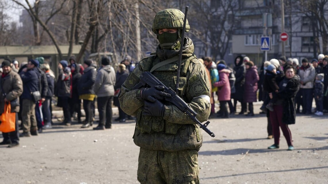 У Сєвєродонецьку чоловіків  росіяни відправляють до військкомату при спробі отримати адмінпослуги