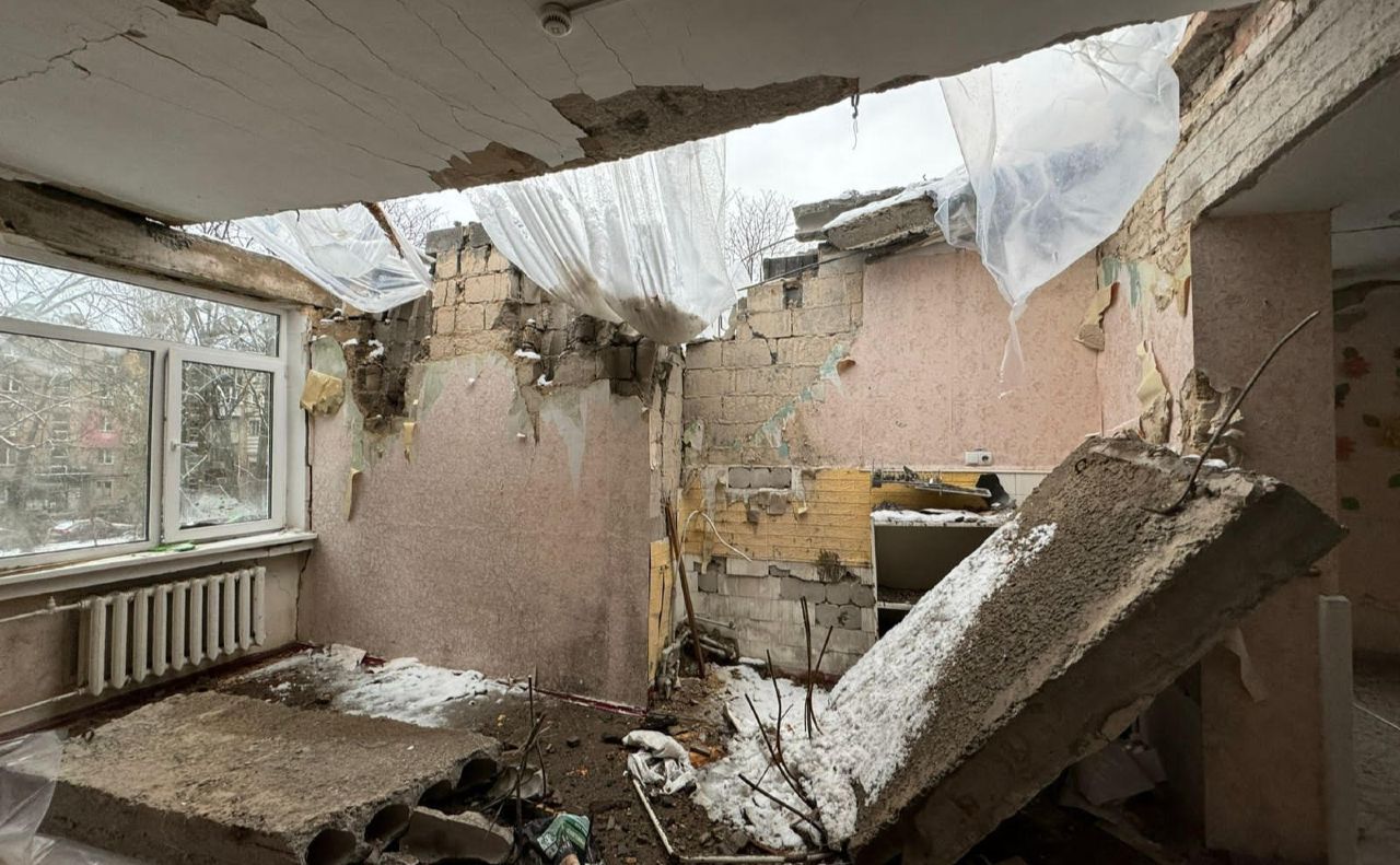 У Києві аварійно просіла частина будівлі дитячого садочку