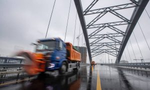 У столиці офіційно відкрили рух Подільсько-Воскресенським мостовим переходом, але не для всіх